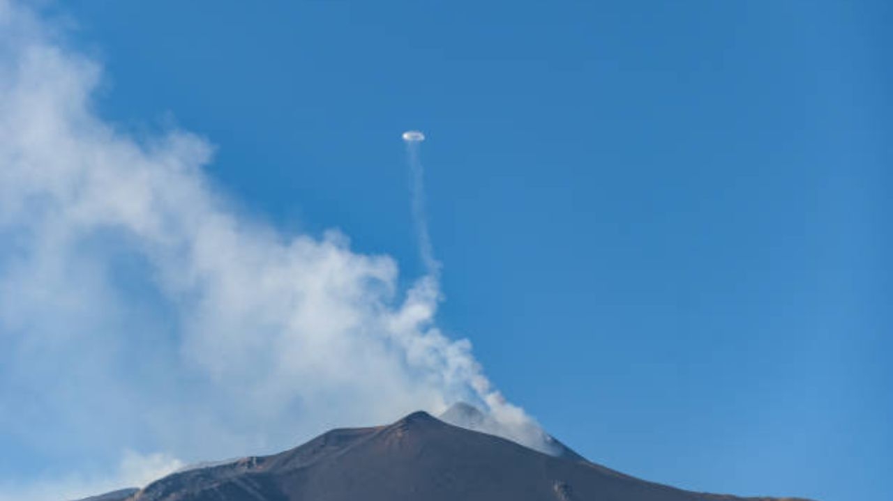 Vulcão Etna encanta com formação natural de anéis de fumaça