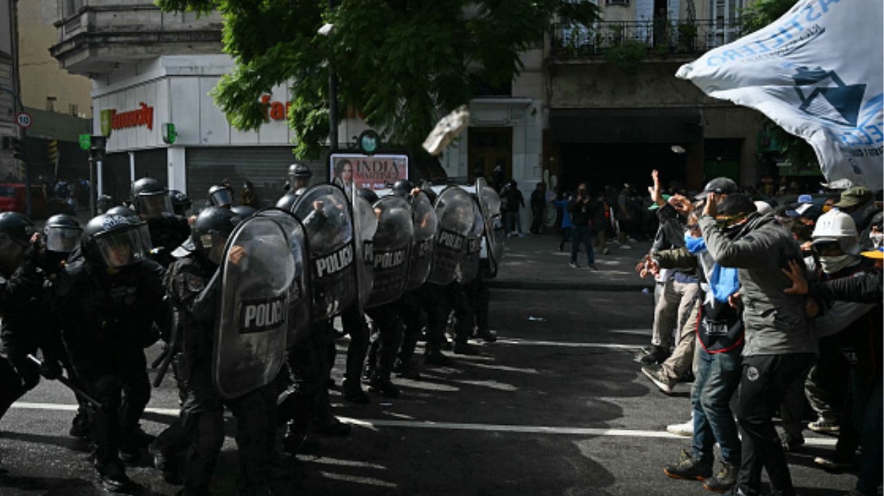 Lei ônibus apresentada por Milei gera novos protestos na Argentina