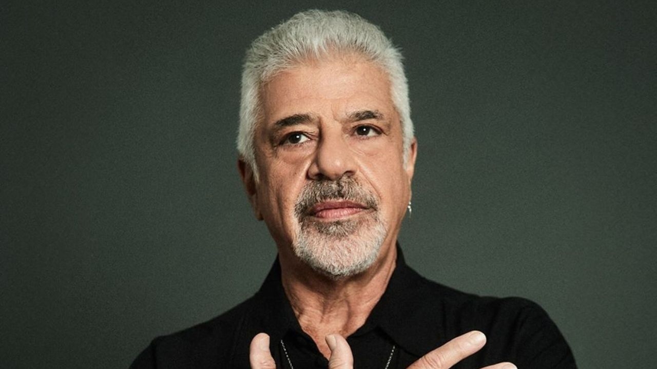 BBB24: Lulu Santos canta e pede para Beatriz não o derrubar