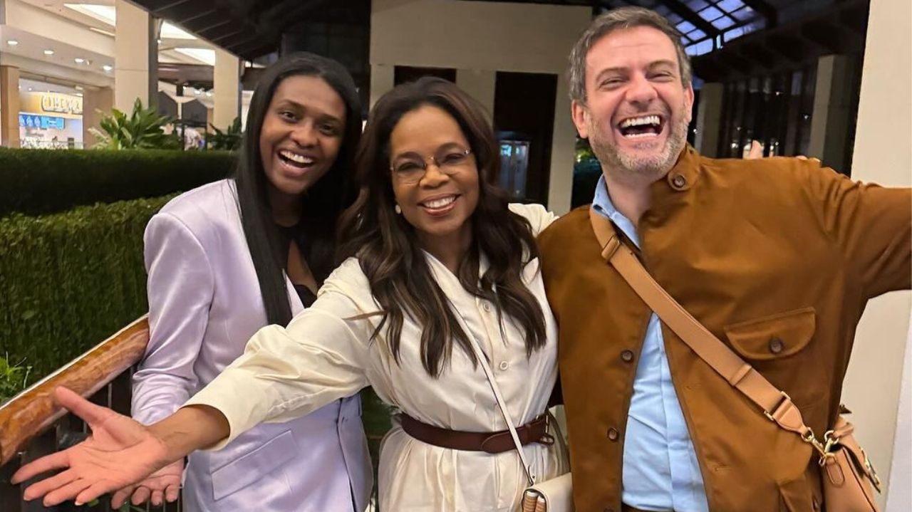 Oprah Winfrey gasta 10 mil em bolsas e recebe distintivo durante visita ao Brasil