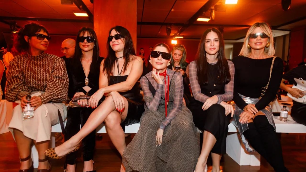 Celebridades comparecem ao desfile de Lilly Sarti na SPFW