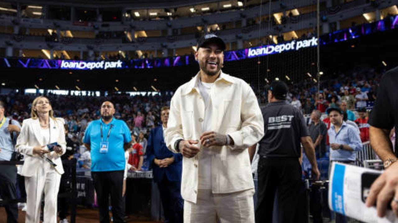 Neymar acompanha aquecimento de Al-Hilal e faz piada com Jorge Jesus