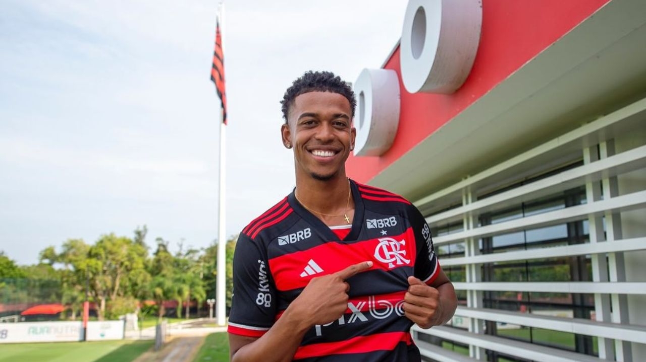 Carlinhos tem seu BID regularizado e pode estrear pelo Flamengo no Brasileirão