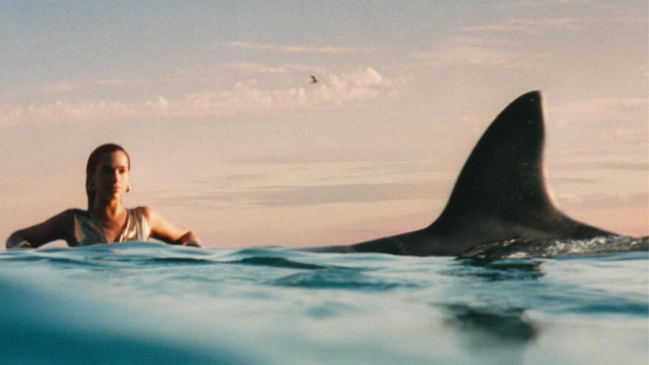 Dua Lipa divulga videoclipe de Illusion