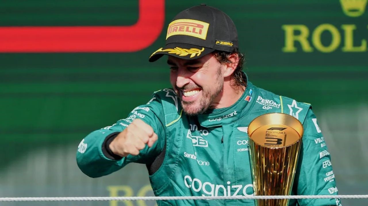 Fernando Alonso renova seu contrato com a equipe Aston Martin até 2026