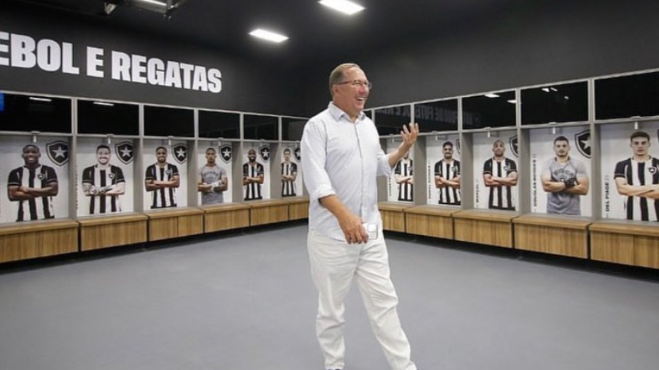 John Textor, dono da SAF Botafogo, entrega documentos sobre manipulação