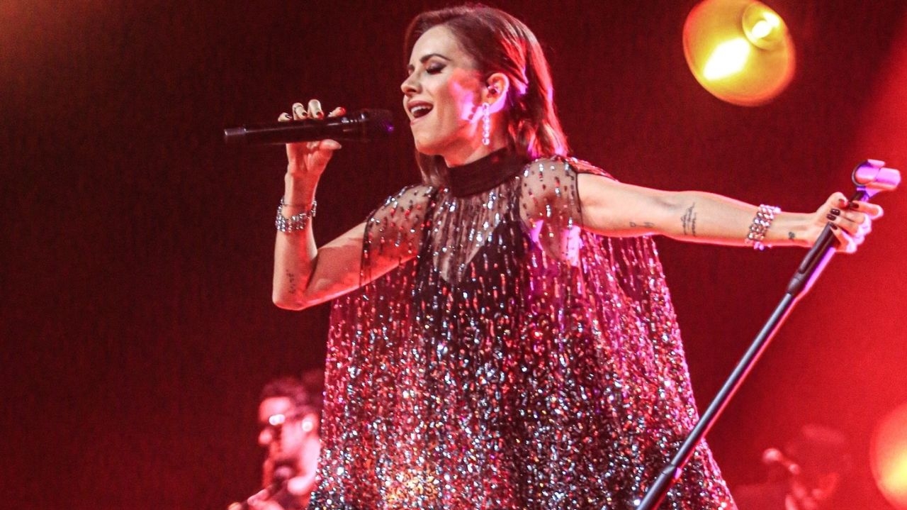 Sandy encerra turnê “Nós, Voz Eles” com show emocionante no Rio de Janeiro