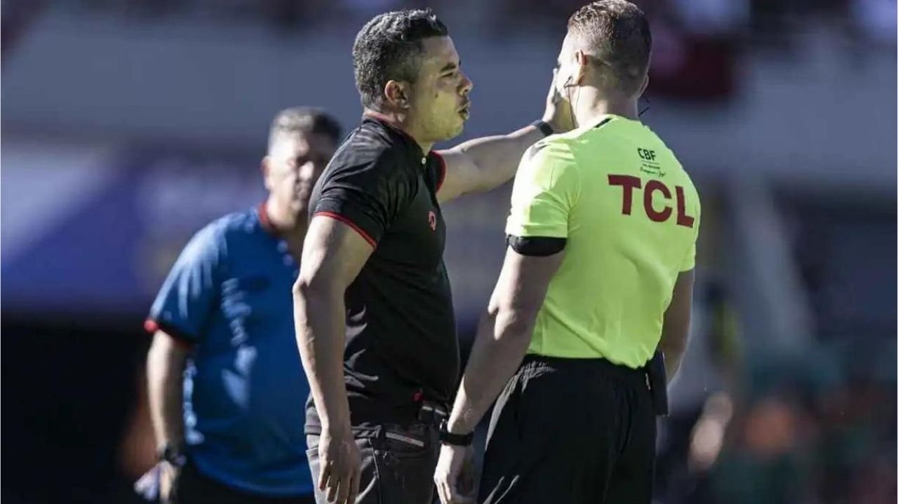 Perfil oficial do Atlético-GO posta críticas à arbitragem em jogo contra o Flamengo