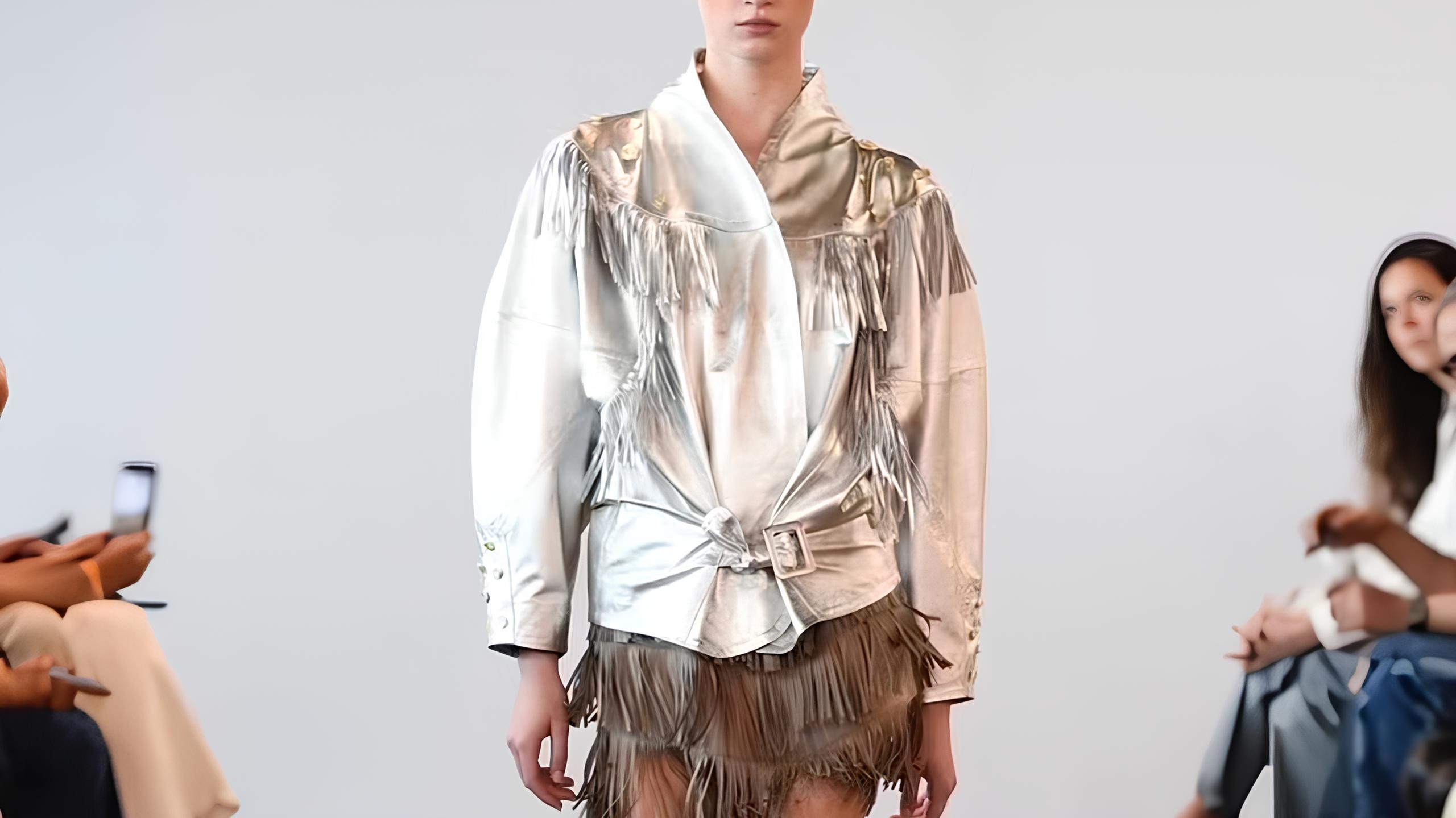 Couro e franja são destaques nas passarelas do SPFW