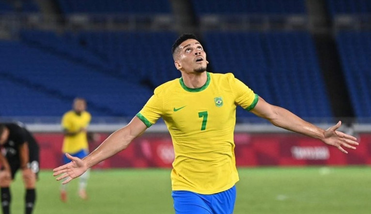 Paulinho, futebol e religião: jogador ganha reconhecimento por suas ações contra a intolerância religiosa e receberá Medalha Pedro Ernesto