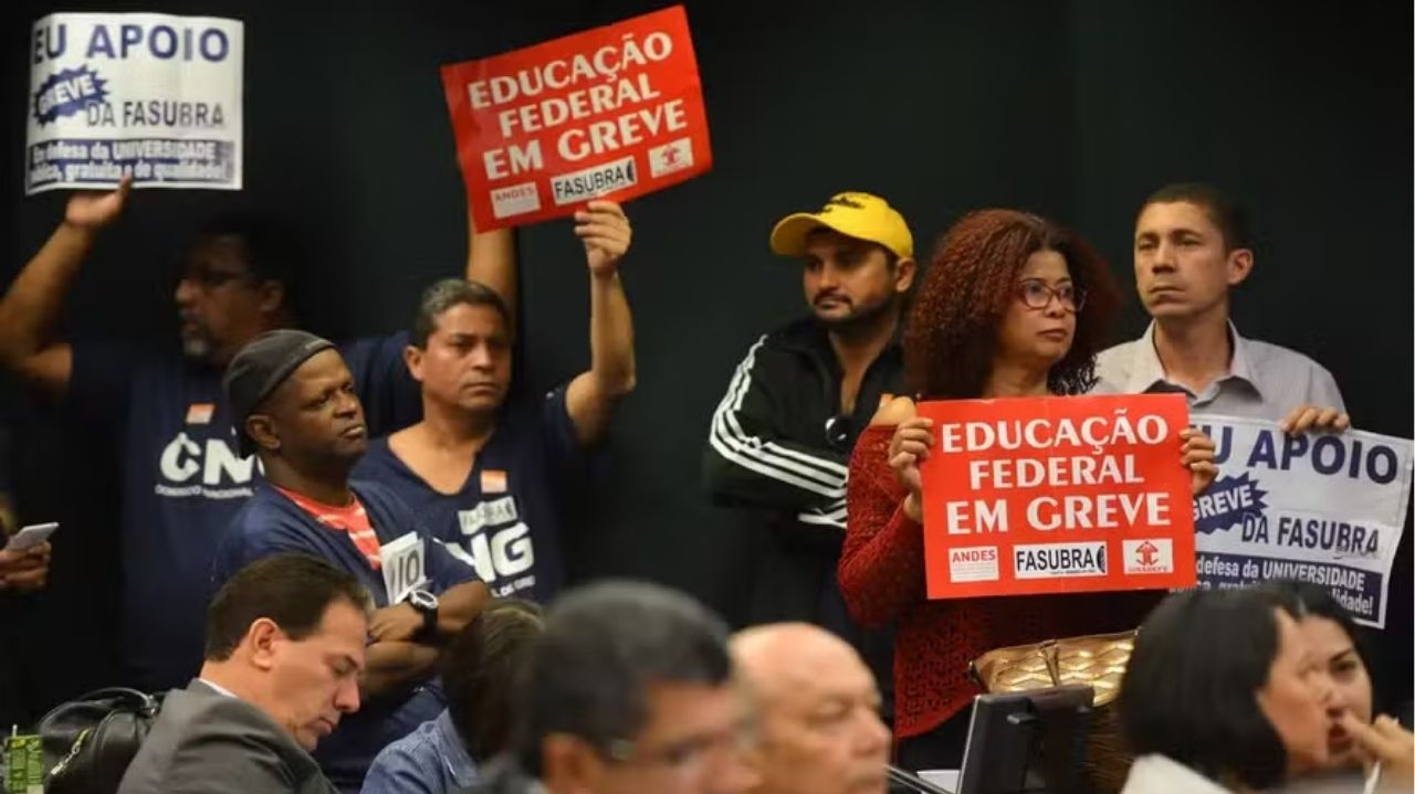Mais de 60 instituições de ensino já aderiram à greve nacional pela reforma da educação