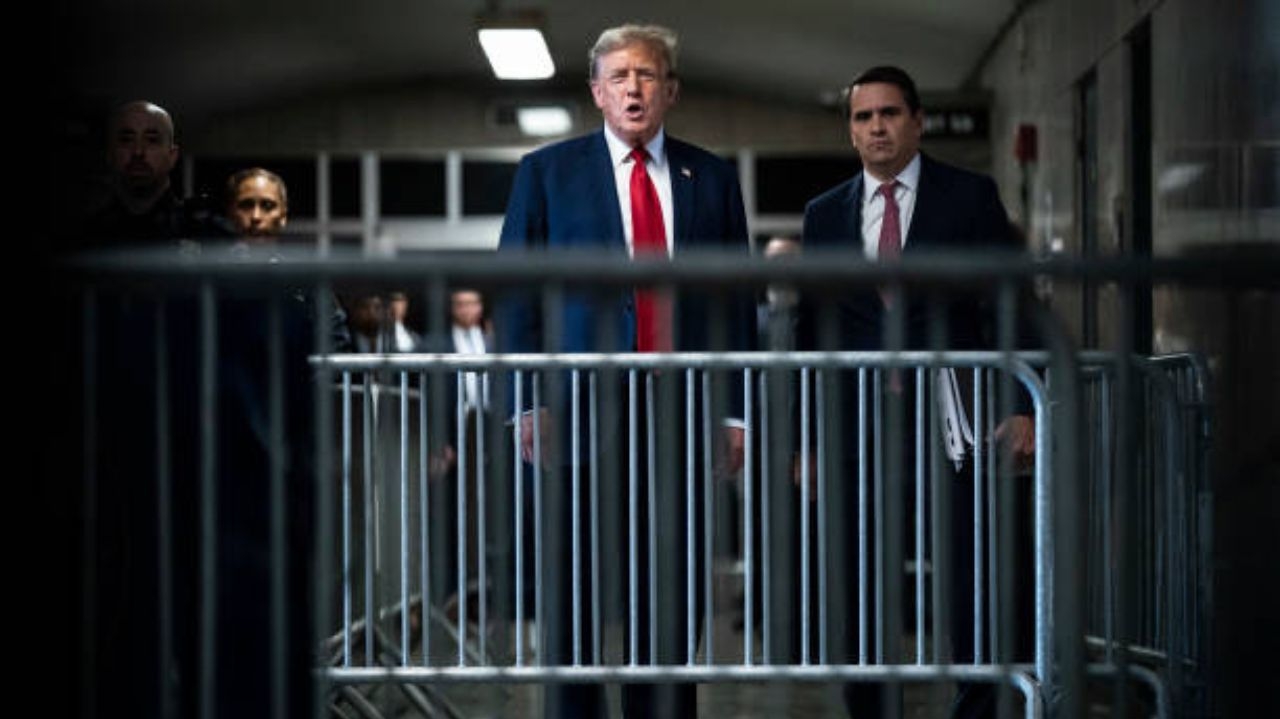 Trump comparece a tribunal e é acusado de quebrar ordem de silêncio