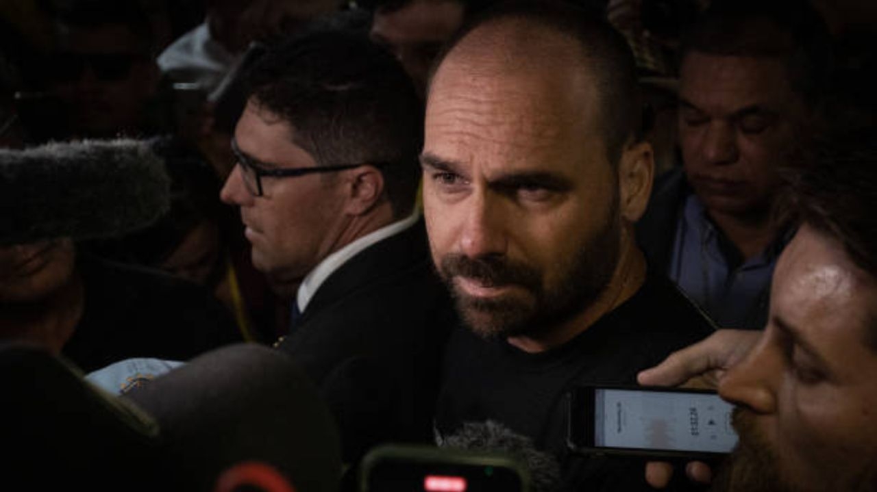 Sindicato processa Eduardo Bolsonaro por chamar Polícia Federal de “cachorrinho de Moraes”