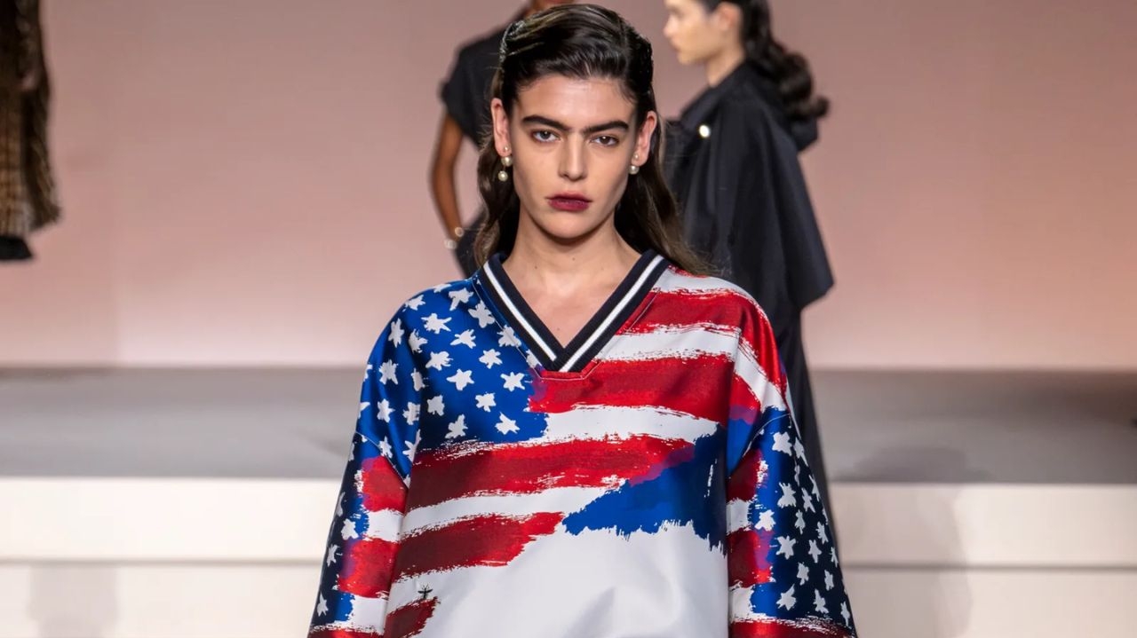 Desfile pré-fall da Dior traz referências de Paris e Nova York em suas estampas