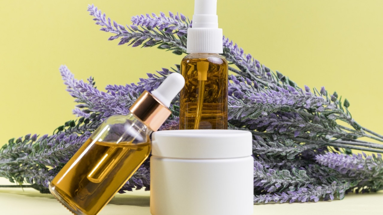 Hidrolato: inclua na rotina essa alternativa sustentável de cuidado