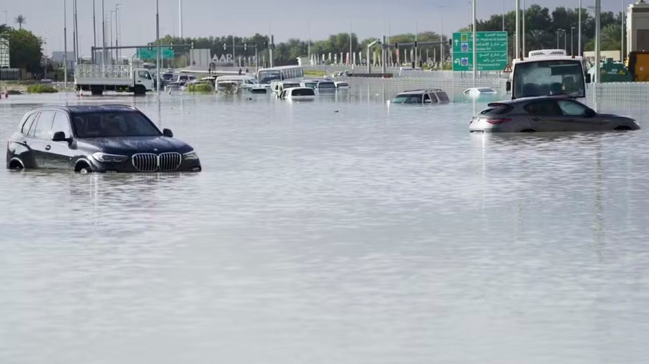 Dubai sofre depois de 48 horas de chuva intensa