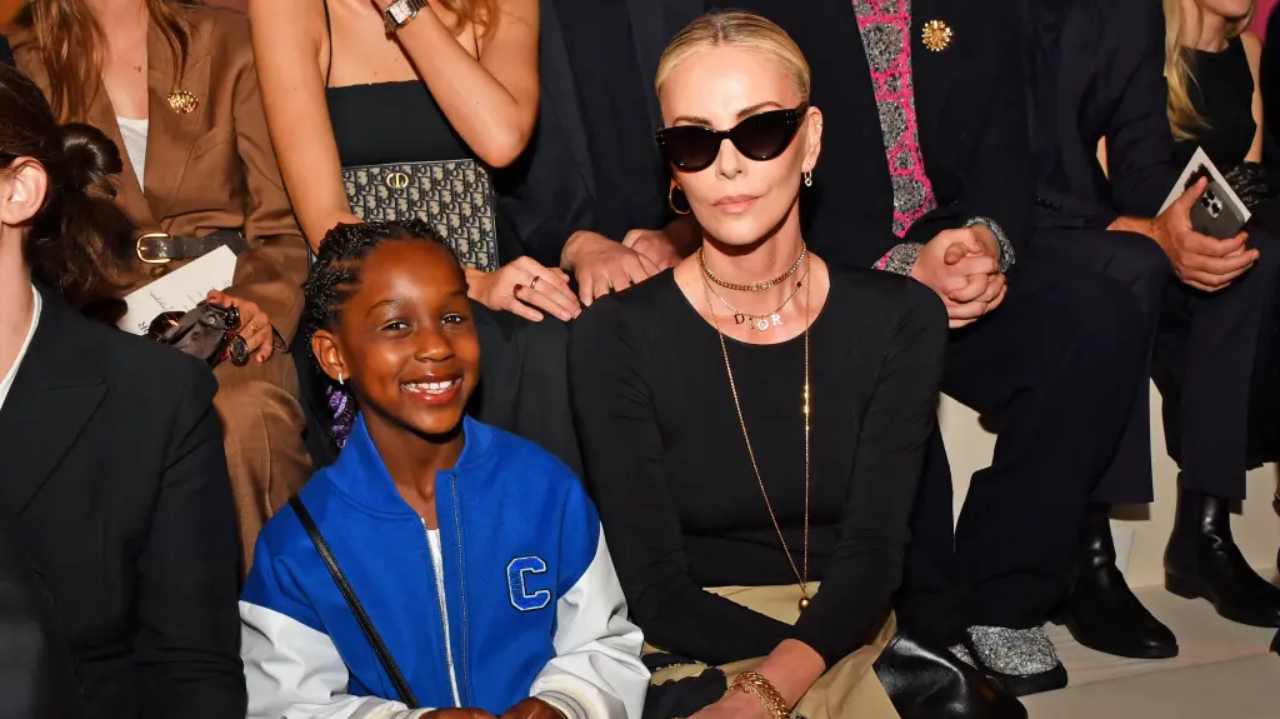 Charlize Theron encanta em rara aparição ao lado da filha em desfile