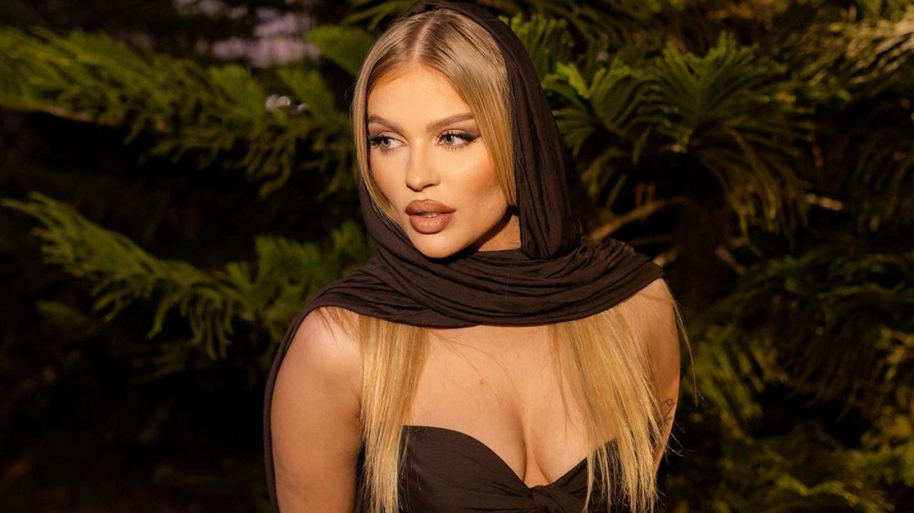 Luísa Sonza usa vestido com fenda em evento em SP