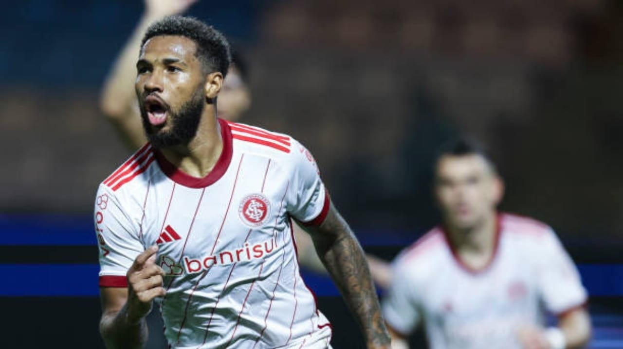Internacional desperdiça pênalti, mas vence o Palmeiras com gol de Wesley e segue invicto no Brasileirão