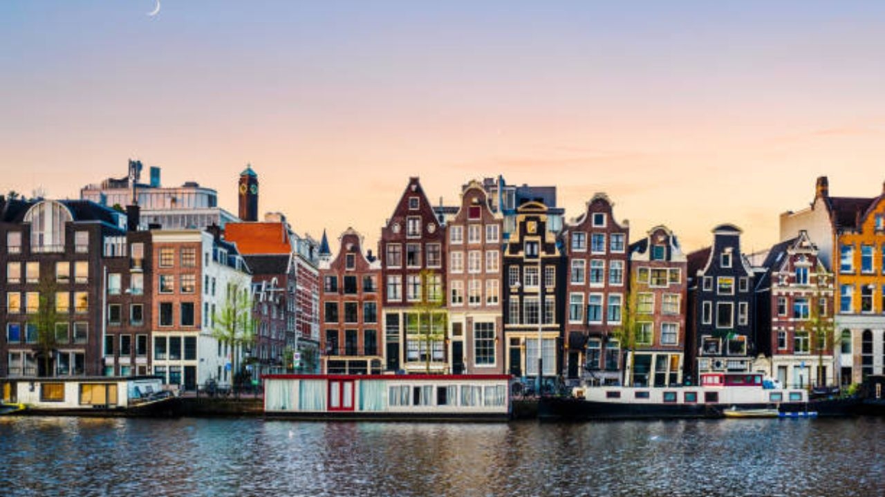 Amsterdã restringe a criação de novos hotéis para preservar a cidade do turismo em massa
