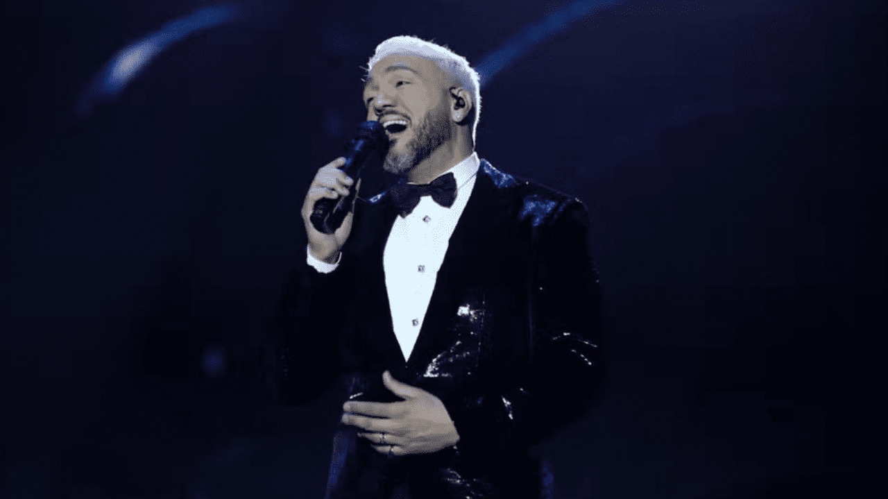 Belo usa blazer de 15 mil reais durante show em São Paulo