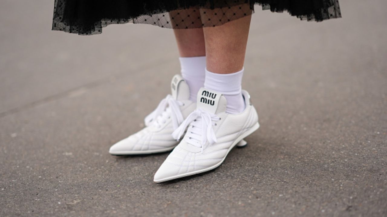 Tênis com salto está de volta às tendências