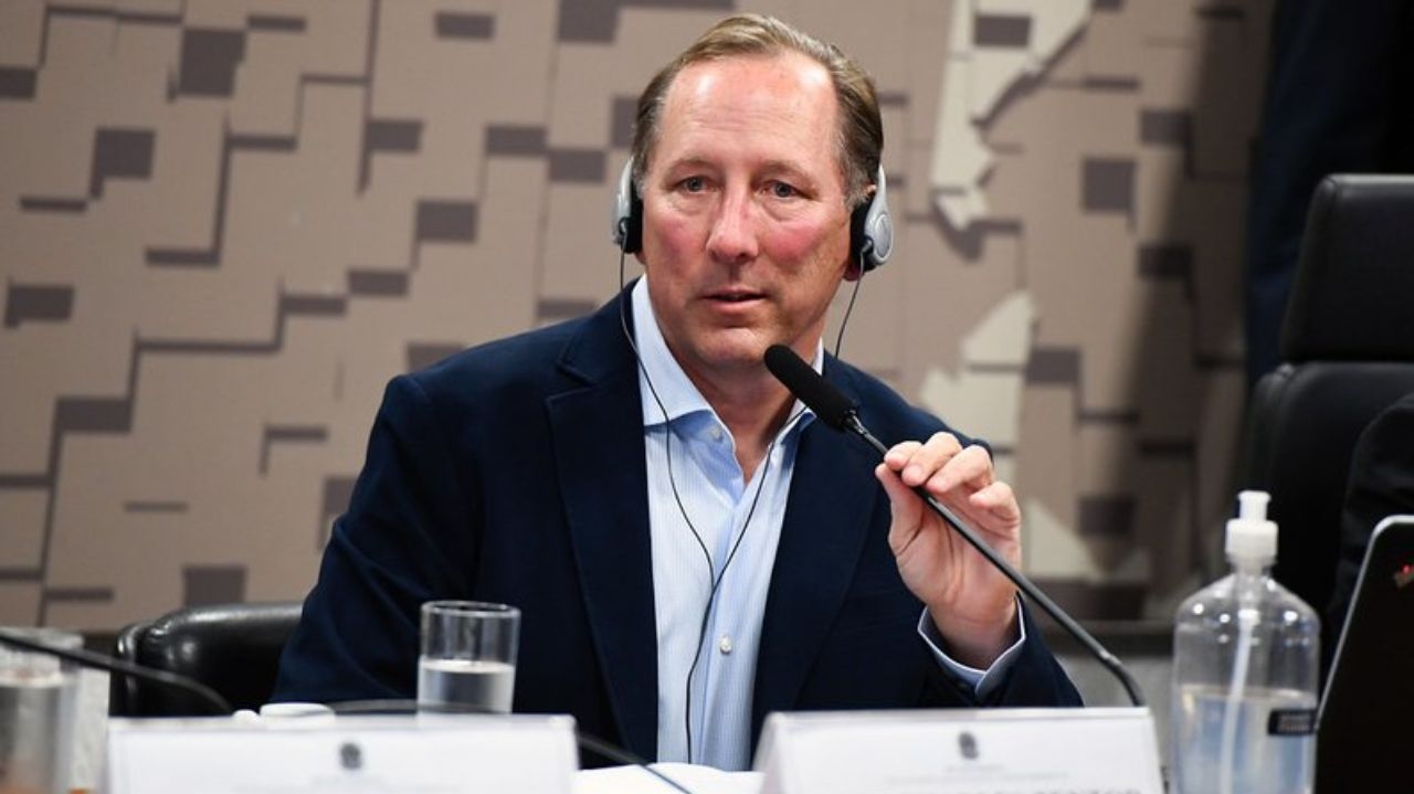 John Textor entrega documentos sobre manipulação no futebol a senadores