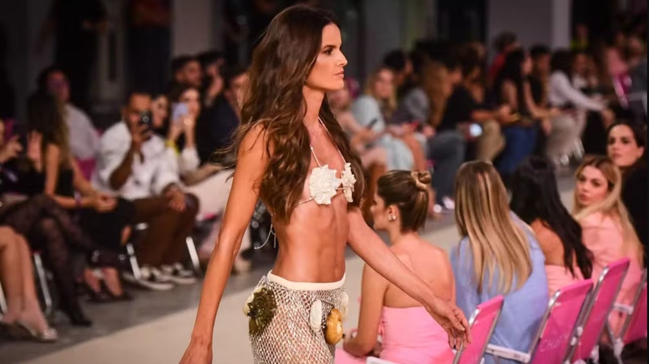 Izabel Goulart mostra o corpo em forma em desfile para Charth