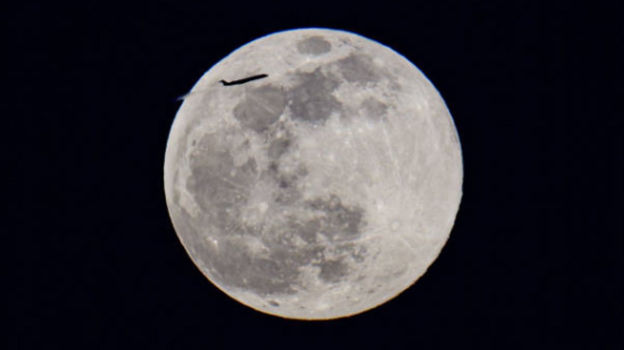 “Lua Cheia Rosa” ilumina os céus do Brasil