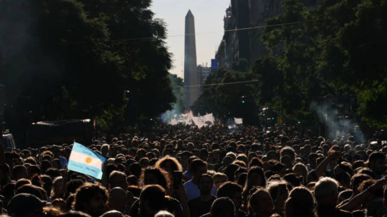 Cortes de Milei na educação levam estudantes às ruas na maior manifestação contra o governo