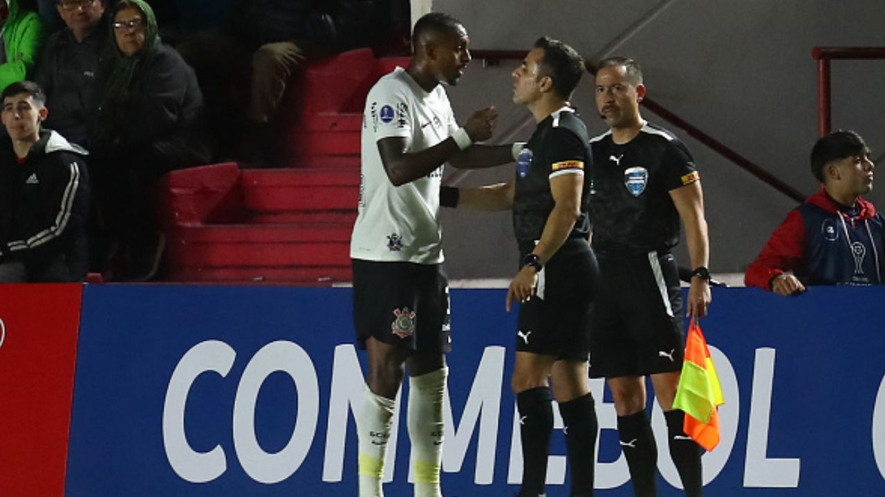 Raul Gustavo agride auxiliar em derrota do Corinthians pela Sul-Americana