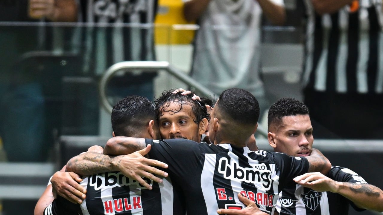 Hulk e Scarpa do Atlético-MG, se juntam para derrotar o Peñarol da libertadores