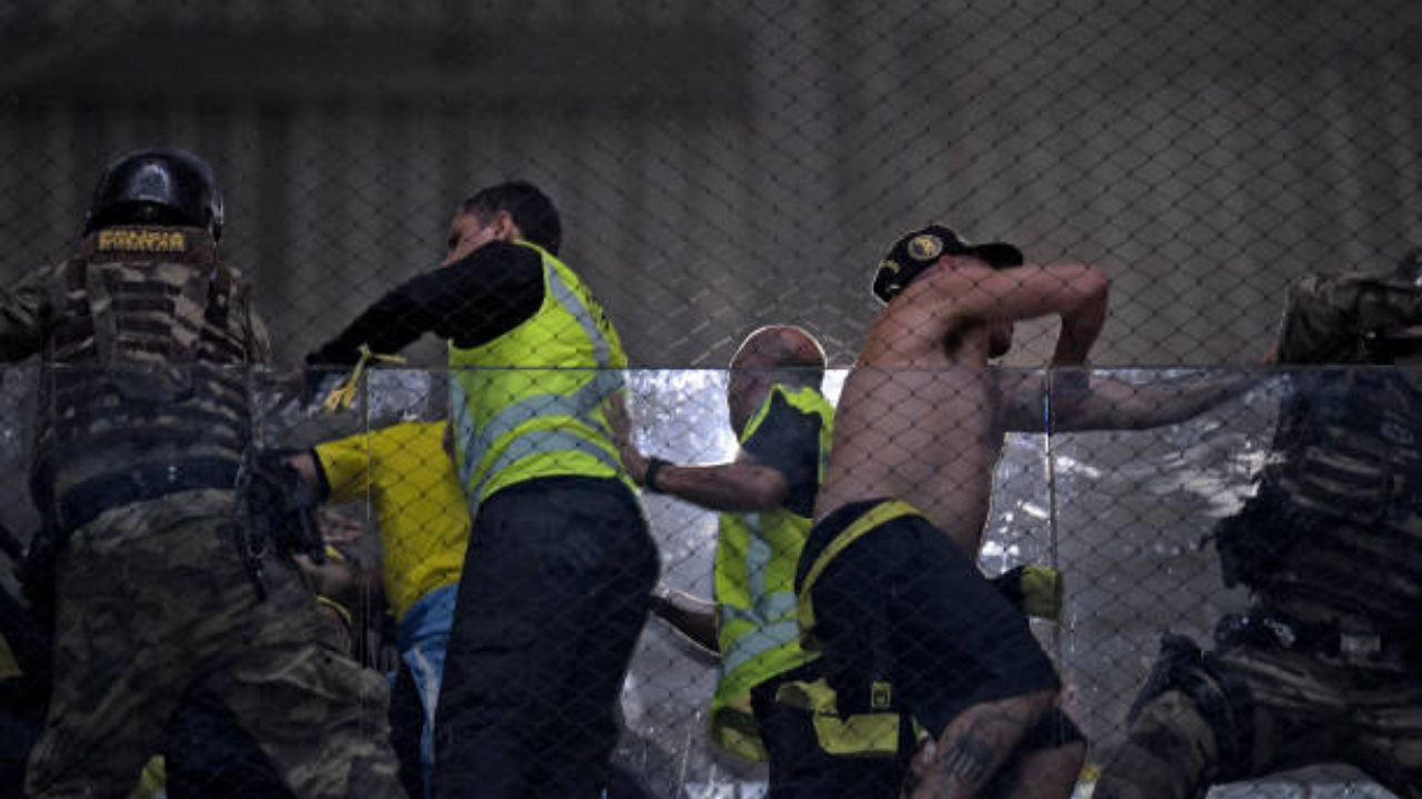Torcedor do Peñarol faz gestos racistas contra Atlético-MG e causa confusão