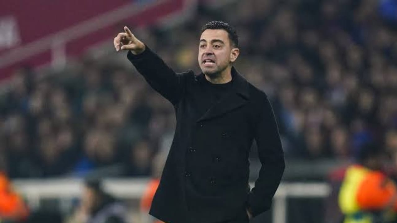 Xavi fica no Barcelona após reunião com diretoria do clube