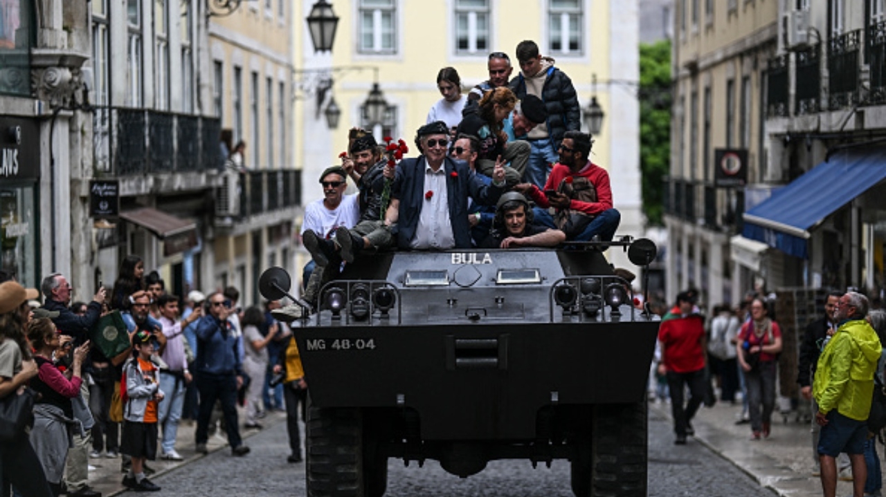 Entenda o que foi a Revolução dos Cravos, o movimento que completa 50 anos