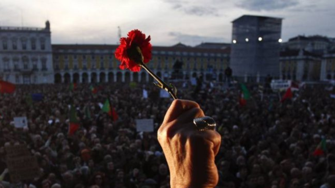 Multidão se reúne em Lisboa para celebrar a democracia, gritando: “fascismo nunca mais”