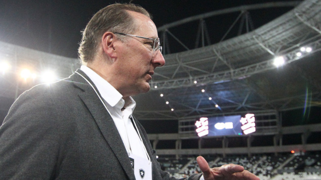 John Textor leva multa de R$ 100 mil e ganha suspensão de 45 dias do STJD