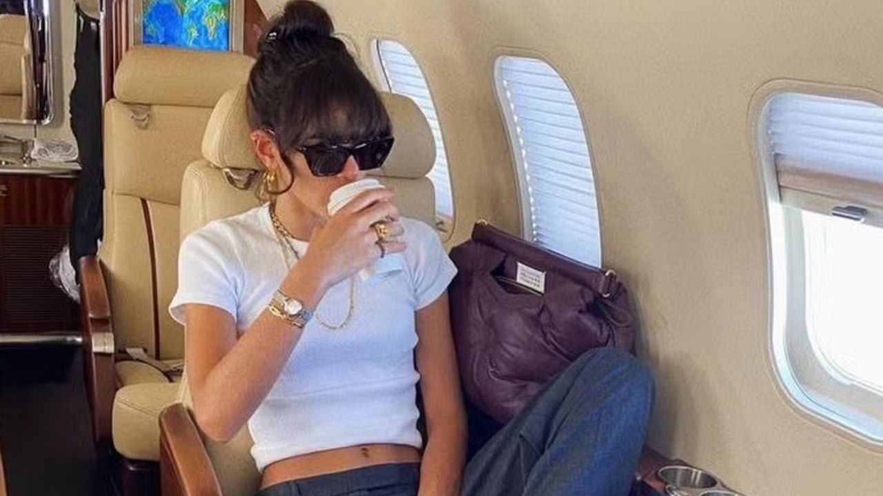 Baby tee: confira visuais com a peça querida por Bruna Marquezine