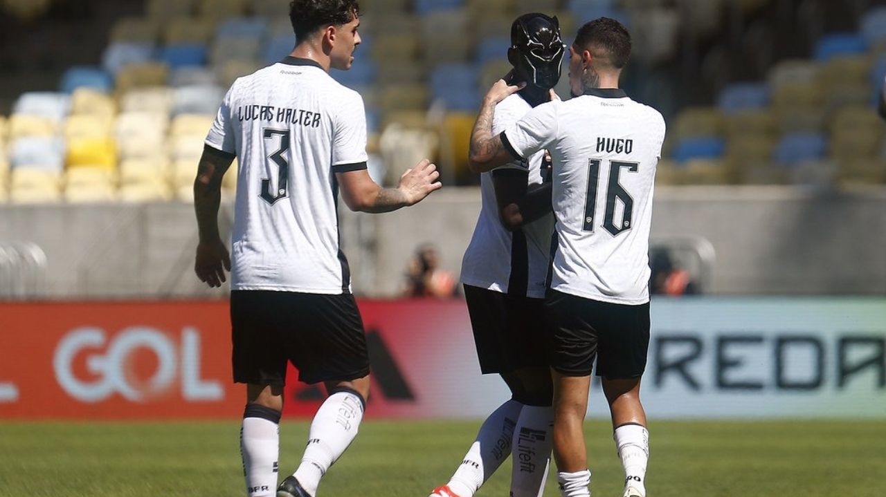 Botafogo derrota Flamengo em clássico no Maracanã