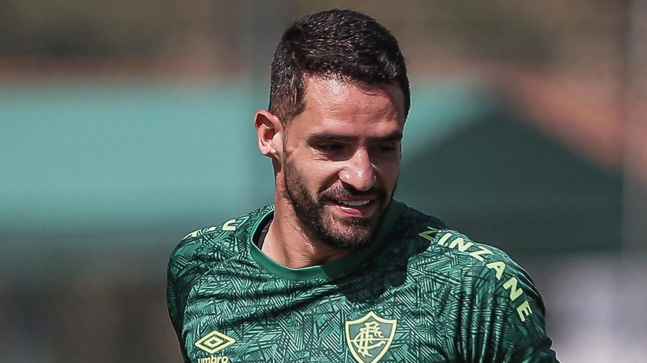 Renato Augusto reencontra torcida do Corinthians e é aplaudido