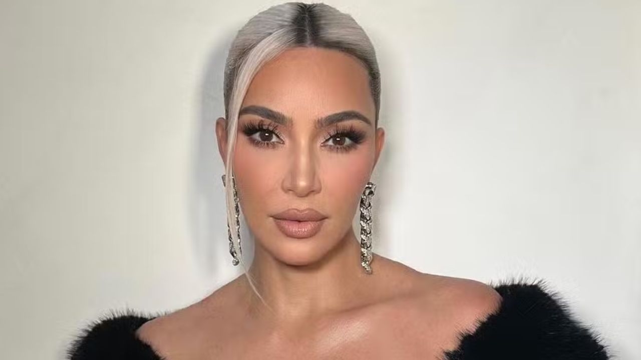 Kim Kardashian muda visual e aparece platinada nas redes sociais