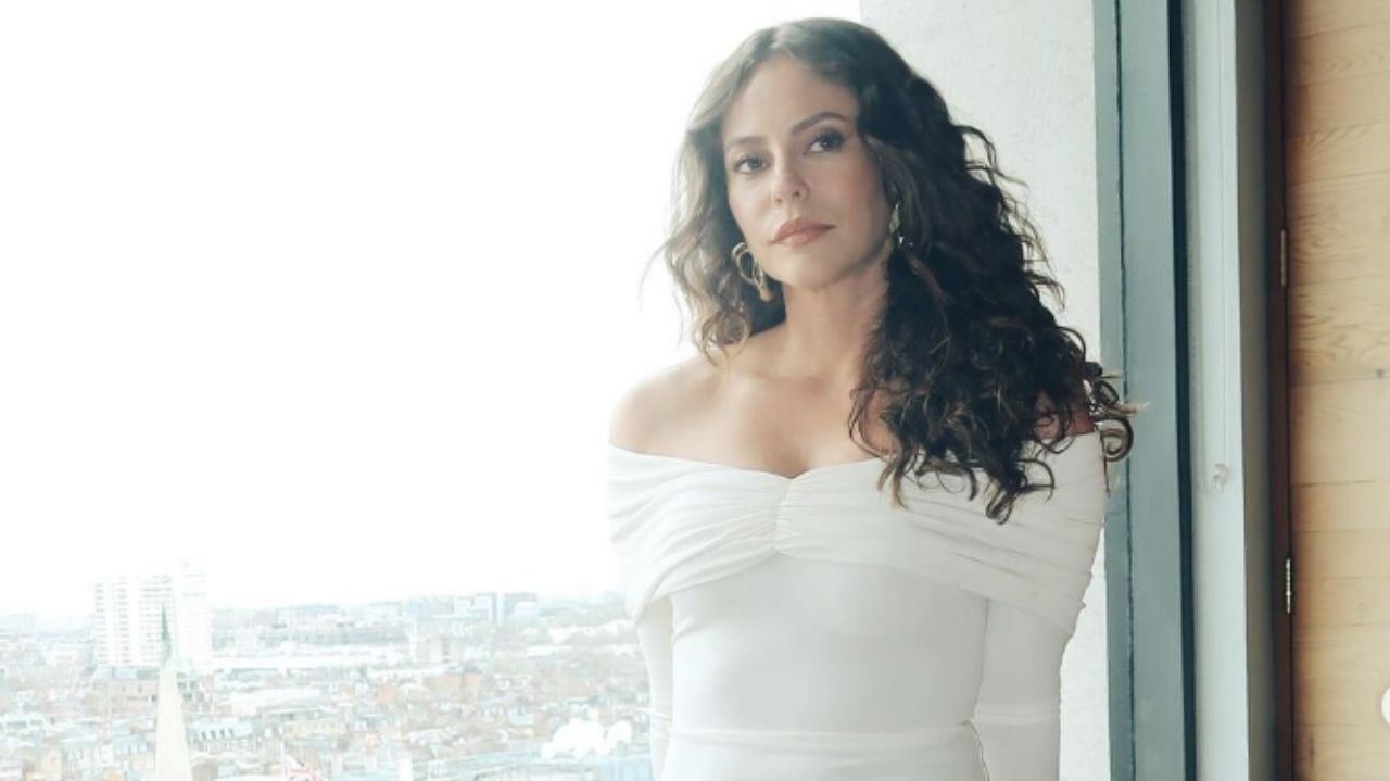 Paolla Oliveira desfila em Lisboa com peças curingas e acessório de destaque