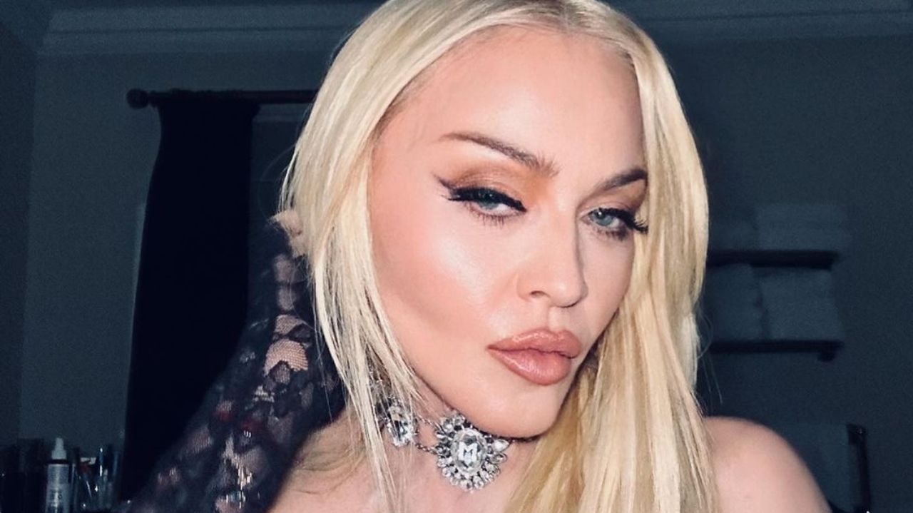 Madonna desembarca ao lado de Mercy James no Rio para show histórico em Copacabana