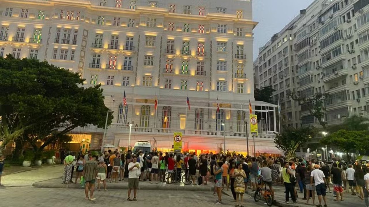Fãs se concentram em frente ao Hotel Copacabana Palace para ver Madonna