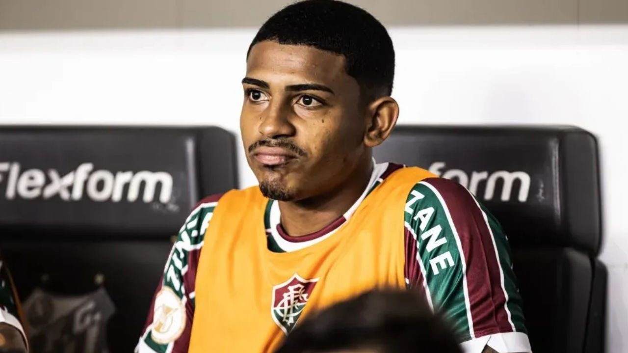 John Kennedy busca recomeço no Fluminense, após ser afastado do clube