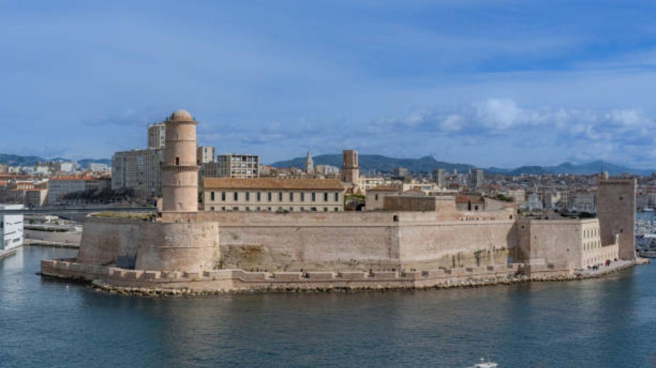 Devido ao desfile Cruise, Chanel expande iniciativas em Marselha, na França