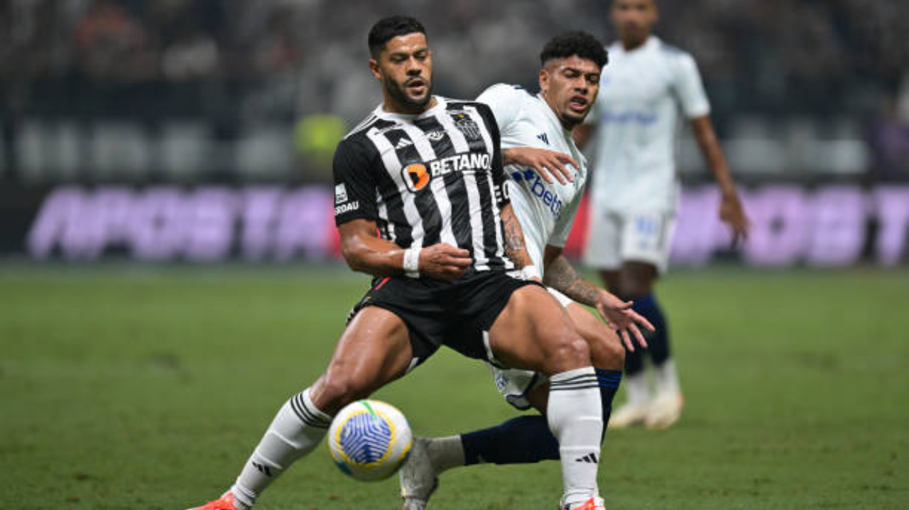 Atacante Hulk, do Atlético-MG, chama atenção com sua camisa diferente