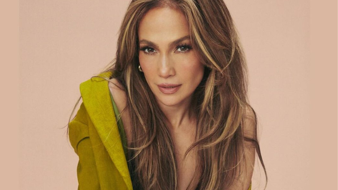 Jennifer Lopez aparece usando a icônica calça cargo