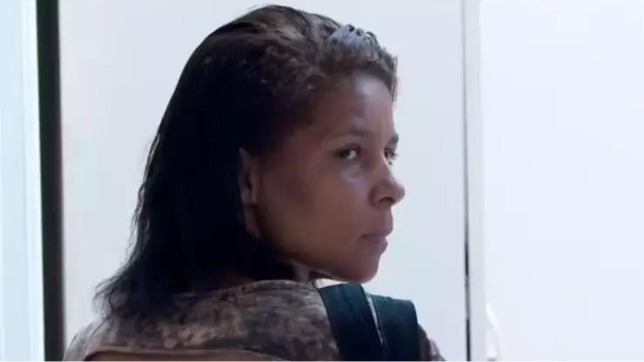 Sobrinha do idoso levado morto em cadeira de rodas para sacar empréstimo é solta