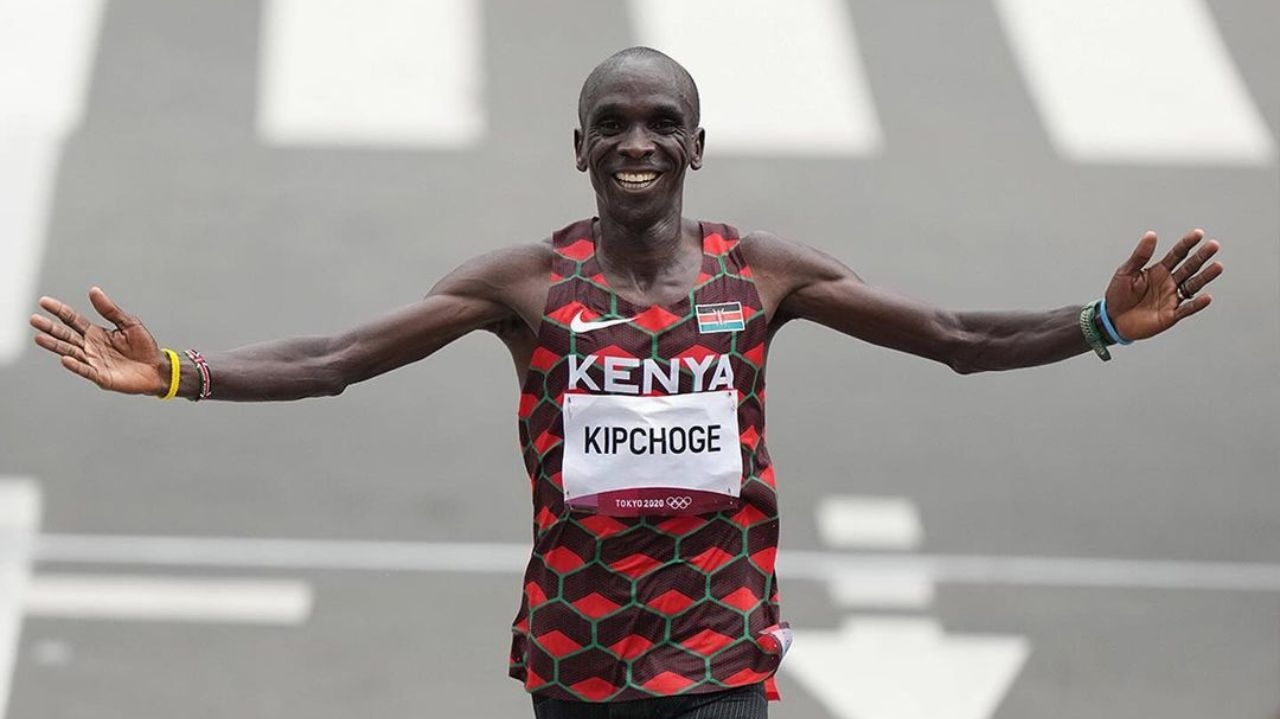 Com duas medalhas de ouro em seu pescoço, Kipchoge vai a Paris em busca do histórico tri olímpico